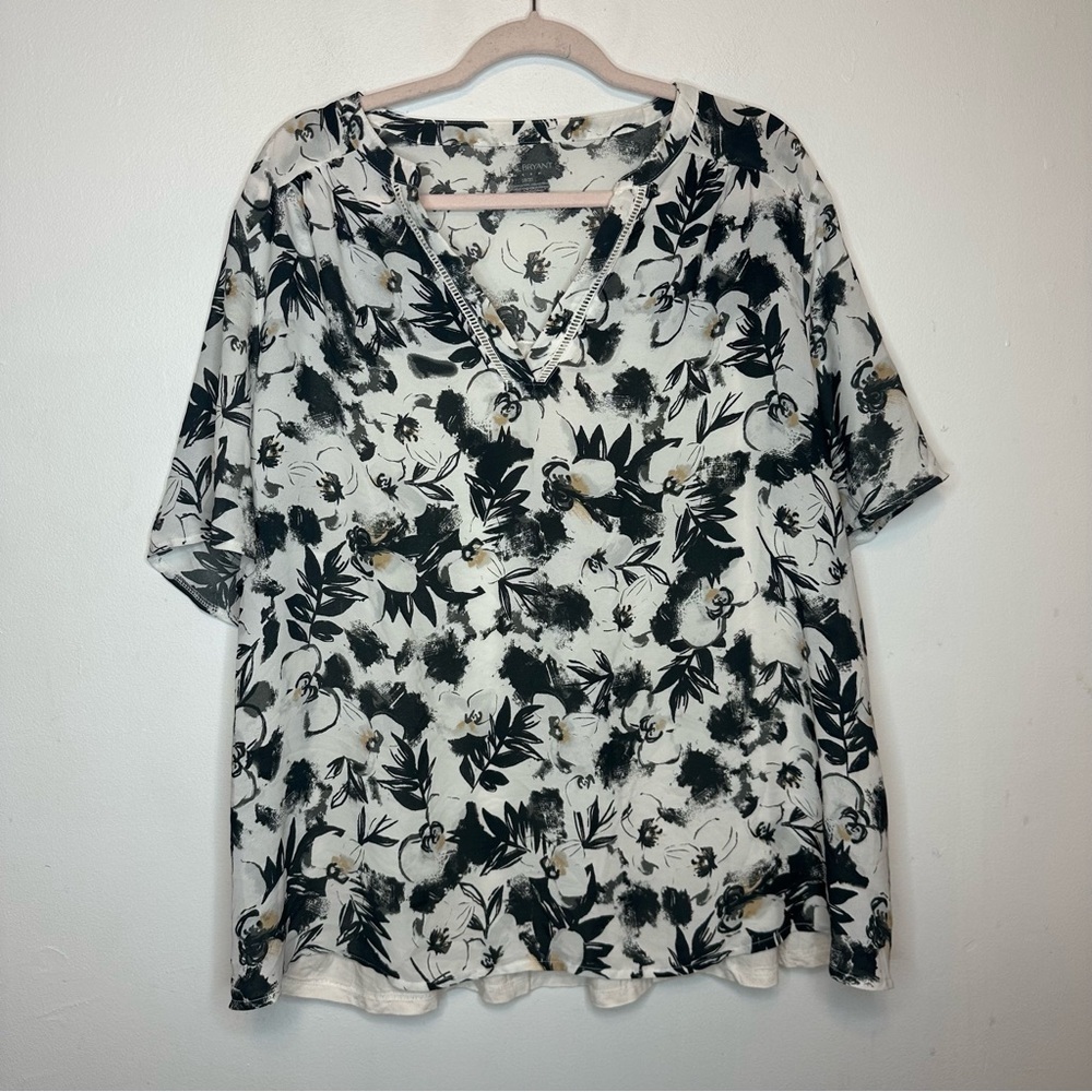 Lane Bryant Women’s Black & White Floral Short Sleeve V Neck Blouse 18/20 18 20